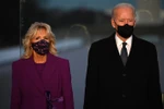 Tổng thống đắc cử Mỹ Joe Biden (phải) cùng phu nhân Dr. Jill Biden trong lễ tưởng niệm các nạn nhân COVID-19 tại đài tưởng niệm Lincoln ở Washington, DC ngày 19/1/2021. (Ảnh: AFP/TTXVN)