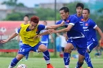 Phi Sơn (áo vàng) và Chí Công nhiều khả năng sẽ đá chính tối nay. (Ảnh: Minh Chiến/Vietnam+)