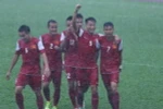 U21 Việt Nam đội mưa thắng trận thứ hai liên tiếp trước U21 Singapore. (Ảnh: Minh Chiến/Vietnam+)