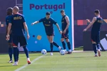 Khoảnh khắc Ronaldo trên sân tập qua ống kính phóng viên VietnamPlus