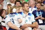 Khoảnh khắc tuyển thủ Anh ăn mừng cùng gia đình sau màn 'hủy diệt'