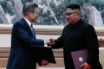 Nhà lãnh đạo Triều Tiên Kim Jong-un (phải) và Tổng thống Hàn Quốc Moon Jae-in (trái) trao đổi văn kiện sau lễ ký bản tuyên bố chung trong khuôn khổ ngày hội đàm thượng đỉnh thứ hai tại thủ đô Bình Nhưỡng, ngày 19/9. (Ảnh: Yonhap/TTXVN)