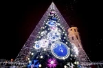 Cây thông Noel khổng lồ được thắp sáng rực rỡ tại quảng trường Cathedral, Vilnius, Litva ngày 1/12/2018. (Ảnh: THX/TTXVN)