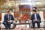 Chủ tịch Ủy ban Nhân dân thành phố Hà Nội Nguyễn Đức Chung có buổi tiếp và làm việc với Đặc phái viên về thương mại của Thủ tướng Anh Edward Vaizey. (Ảnh: Văn Điệp/TTXVN)