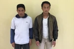Hai đối tượng Thào Seo Sì (bên phải) và Chẩn Seo Phủ tại cơ quan điều tra. (Ảnh: TTXVN)