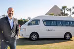 Giám đốc điều hành Uber, Dara Khosrowshahi bên một chiếc Uber Bus. (Nguồn: Menabytes)