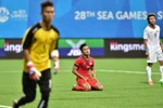 Cầu thủ Singapore (áo đỏ) thất vọng sau khi nhận thất bại 1-2 trước Myanmar. (Nguồn: fourfourtwo.com)