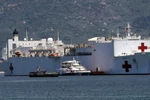 Tàu Bệnh viện USNS Mercy neo đậu tại vịnh cảng Tiên Sa. (Ảnh: Lê Lâm/TTXVN) 