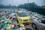 Rác bủa vây xế hộp: Chuyện kỳ lạ đang diễn ra ngay giữa lòng Thủ đô. (Ảnh: Minh Sơn/Vietnam+)