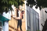 Hà Nội: Giải cứu thanh niên nghi ngáo đá cầm dao cố thủ trên tầng 3