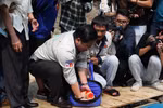 Chuẩn bị thả cá xuống sông Tô Lịch. (Ảnh: Sơn Bách/Vietnam+) 