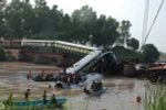 Đoàn tàu chở quân nhân cùng nhiều trang thiết bị quân sự đang đi trên cây cầu bắc qua kênh đào thì bất ngờ cầu sập khiến 4 toa tàu rơi xuống kênh. (Nguồn: THX/TTXVN)