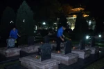 Các đoàn viên thanh niên thắp hương tưởng nhớ các Anh hùng liệt sỹ. (Ảnh: Phan Tuấn Anh/TTXVN)