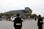 Lực lượng cảnh sát cơ động bảo vệ xung quanh khu vực Khách sạn JW Marriott, nơi ở của Tổng thống Donald Trump và đoàn Hoa Kỳ tham dự Hội nghị Thượng đỉnh Hoa Kỳ-Triều Tiên lần thứ hai (27-28/2/2019). (Ảnh: Văn Điệp/TTXVN)