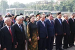 Đoàn đại biểu Lãnh đạo Đảng, Nhà nước đến đặt vòng hoa và vào Lăng viếng Chủ tịch Hồ Chí Minh. (Ảnh: Dương Giang/TTXVN)