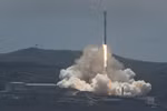 Tên lửa Falcon 9 của SpaceX mang theo các vệ tinh rời bệ phóng ở California, Mỹ ngày 22/5/2018. (Nguồn: EFE-EPA/TTXVN)
