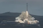 Tên lửa Falcon 9 của SpaceX mang theo các vệ tinh rời bệ phóng ở California, Mỹ ngày 22/5/2018. (Nguồn: EFE-EPA/TTXVN)