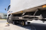 Xe máy đâm vào bên hông và kẹt dưới gầm xe tải. (Ảnh: Công Thử/TTXVN)