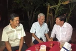 Bí thư Tỉnh ủy Vĩnh Long Trần Văn Rón (bên phải) chia buồn, động viên gia đình nạn nhân tử vong trong vụ tai nạn. (Ảnh: Lê Thúy Hằng/TTXVN)