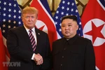 Tổng thống Mỹ Donald Trump (trái) trong cuộc gặp Chủ tịch Triều Tiên Kim Jong-un tại ngày làm việc đầu tiên của Hội nghị thượng đỉnh Mỹ-Triều lần hai ở Hà Nội. (Ảnh: AFP/TTXVN)