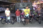 Những chiếc xe môtô và các đối tượng tham gia đua xe bị tạm giữ. (Ảnh: Nguyễn Văn Việt/TTXVN)
