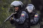 Lực lượng an ninh Venezuela trong cuộc xung đột với các tay súng ủng hộ lãnh đạo đối lập tại cây cầu quốc tế Francisco de Paula Santander, giáp giới thành phố Cuculta, Colombia tháng 2/2019. (Ảnh: AFP/TTXVN)
