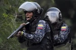 Lực lượng an ninh Venezuela trong cuộc xung đột với các tay súng ủng hộ lãnh đạo đối lập tại cây cầu quốc tế Francisco de Paula Santander, giáp giới thành phố Cuculta, Colombia tháng 2/2019. (Ảnh: AFP/TTXVN)