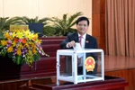 Chủ tịch Hội đồng Nhân dân thành phố Đà Nẵng Nguyễn Nho Trung bỏ phiếu miễn nhiệm các chức danh Ủy viên Ủy ban Nhân dân thành phố và Chánh Văn phòng Hội đồng Nhân dân thành phố. (Ảnh: Đinh Văn Nhiều/TTXVN)