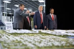 Tổng thống Mỹ Donald Trump trong một lần thăm nhà máy của Foxconn. (Nguồn: AP)