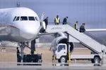 Đoàn quan chức Triều Tiên tới sân bay quốc tế Vladivostok ngày 22/4/2019, hai ngày trước chuyến thăm Nga của nhà lãnh đạo Triều Tiên Kim Jong-un. (Ảnh: Kyodo/TTXVN)