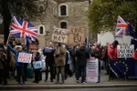 Những người ủng hộ và phản đối Brexit tuần hành bên ngoài Hạ viện Anh tại thủ đô London, ngày 15/1/2019. (Ảnh: THX/TTXVN)
