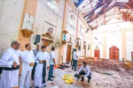 Tổng thống Sri Lanka Maithripala Sirisena (thứ 2, trái, hàng trên) thị sát hiện trường một vụ đánh bom nhằm vào nhà thờ Thánh Sebastian ở Negombo ngày 23/4. (Ảnh: AFP/TTXVN)