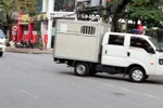 Xe chuyên dụng của lực lượng chức năng áp giải các bị cáo đến Tòa án nhân dân thành phố Thái Bình. (Ảnh: Nguyễn Công Hải/TTXVN)