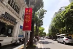 Băngrôn, biểu ngữ được trang hoàng dọc tuyến phố quanh Hồ Hoàn Kiếm mừng Quốc khánh 2/9. (Ảnh: Thành Đạt/TTXVN)