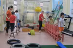 Giáo viên can thiệp, trị liệu và hỗ trợ hòa nhập cho trẻ ở Trung tâm. (Ảnh: Thùy Dung/TTXVN)