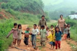 Các thầy cô đưa trẻ em nghèo, trẻ em dân tộc thiểu số đến trường. (Ảnh minh họa: Nguyễn Thủy/TTXVN)