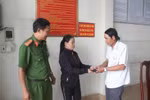 Chị Lê Thị Hậu trao trả lại tài sản cho người đánh rơi tại Công an phường Thanh Bình, thành phố Biên Hòa. (Ảnh: Sỹ Tuyên/TTXVN)