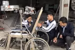 Hùng và Tân đang nghiên cứu thêm tính năng cho sản phẩm. (Ảnh: Hải Yến/TTXVN)
