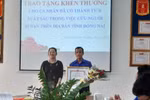 Sinh viên Nguyễn Hoàng Minh Vũ nhận khen thưởng đột xuất của UBND tỉnh Đồng Nai. (Ảnh: Lê Xuân/TTXVN)