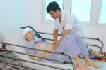 Anh Lin Jin Quan (23 tuổi, quốc tịch Trung Quốc) đã qua cơn nguy kịch, đang được điều trị tại Bệnh viện đa khoa tỉnh Nam Định. (Ảnh: Nguyễn Lành/TTXVN)