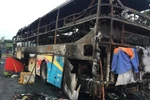 Chiếc xe khách giường nằm bị cháy hoàn toàn, chỉ còn lại khung sắt. (Ảnh: Nguyễn Thanh/TTXVN)