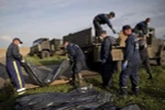 Các chuyên gia thu nhặt xác nạn nhân vụ rơi máy bay MH17. (Nguồn: AP)