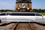 Xe Limousine bị tàu hỏa đâm. (Nguồn: Daily Mail)