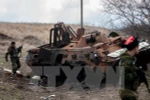 Xe quân sự Ukraine bị phá hủy trong cuộc giao tranh với lực lượng ly khai ở thành phố miền đông Metalist ngày 23/3. (Nguồn: AFP/TTXVN)