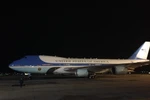 Chiếc máy bay được cho là chở Tổng thống Mỹ Obama hạ cánh xuống sân bay Nội Bài. (Ảnh: Minh Sơn/Vietnam+)