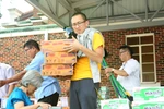 Bà con người gốc Việt nhận đồ cứu trợ. (Ảnh: Trần Long/Vietnam+)
