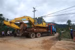 Các xe máy xúc cỡ lớn được đưa đến hiện trường vụ sạt lở. (Ảnh: Lê Lâm/TTXVN)
