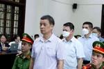 Các bị cáo Nguyễn Mạnh Thừa (trái), cựu giám đốc Công ty Lilama; Nguyễn Văn Vịnh (thứ 2 từ trái qua), cựu Bí thư Tỉnh ủy Lào Cai; Bị cáo Doãn Văn Hưởng (thứ 3 từ trái qua) - cựu Chủ tịch UBND tỉnh Lào Cai tại phiên tòa. (Ảnh: Quốc Khánh/TTXVN)