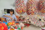 Người dân xã Phú Mậu làm hoa giấy Thanh Tiên phục vụ nhu cầu dịp Tết. (Ảnh: Mai Trang/TTXVN)