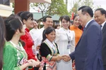 Chủ tịch Quốc hội Vương Đình Huệ với học sinh của Trường Hữu nghị T78. (Ảnh: Doãn Tấn/TTXVN) 